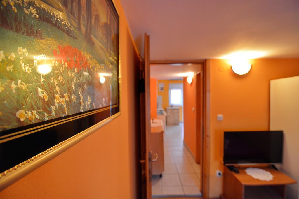 Apartments Sandra Vir Exterior photo